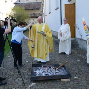 Das Osterfeuer wird gesegnet